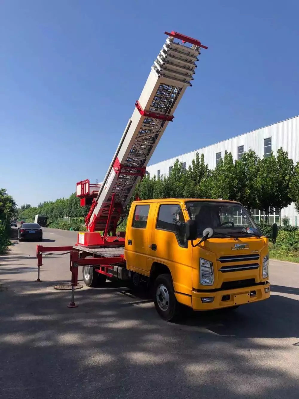 钟山附近的云梯车出租服务：轻松解决高空作业需求