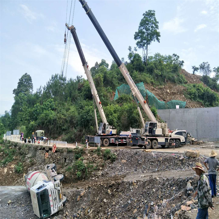 钟山汽车掉沟里叫吊车救援要多少钱